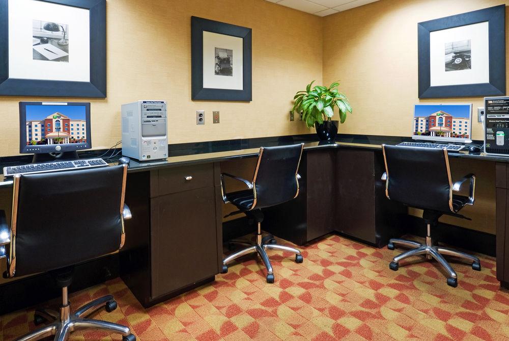 Holiday Inn Express Hotel & Suites Columbia-Fort Jackson By Ihg Bagian luar foto