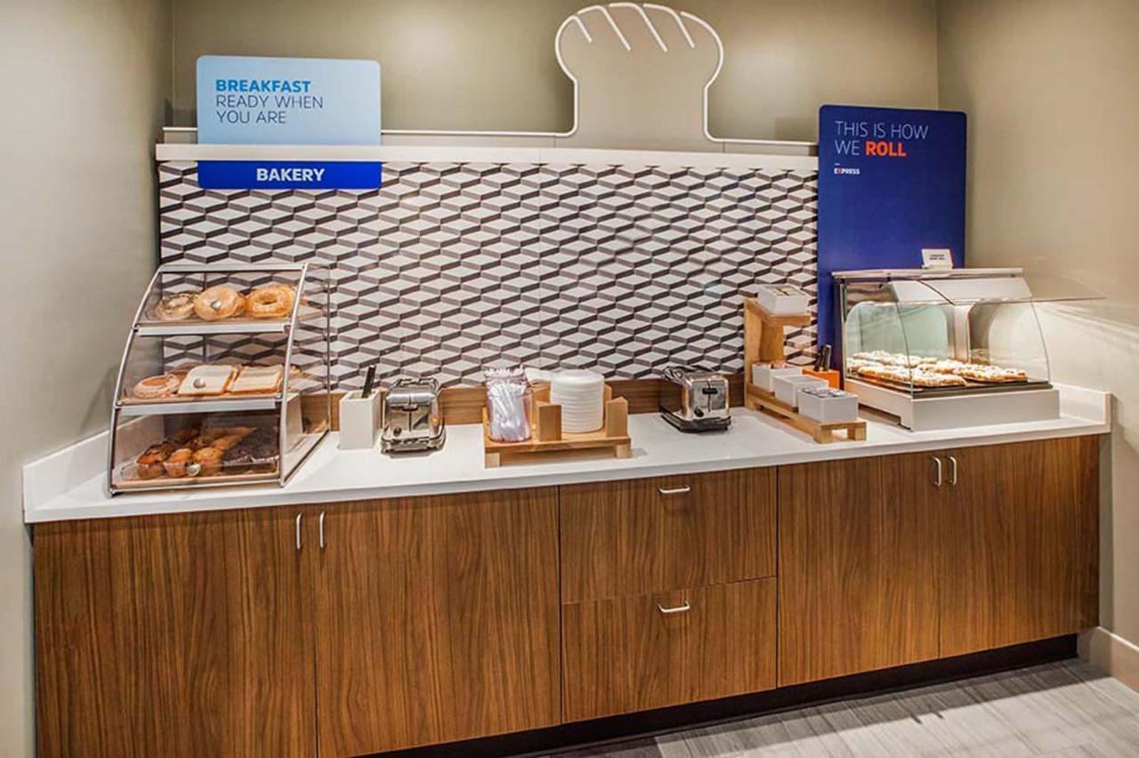 Holiday Inn Express Hotel & Suites Columbia-Fort Jackson By Ihg Bagian luar foto